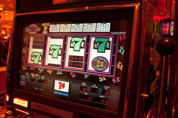 Tampilan aplikasi onic di layar ponsel dengan tabel kasino langsung baccarat dan menu navigasi bawah